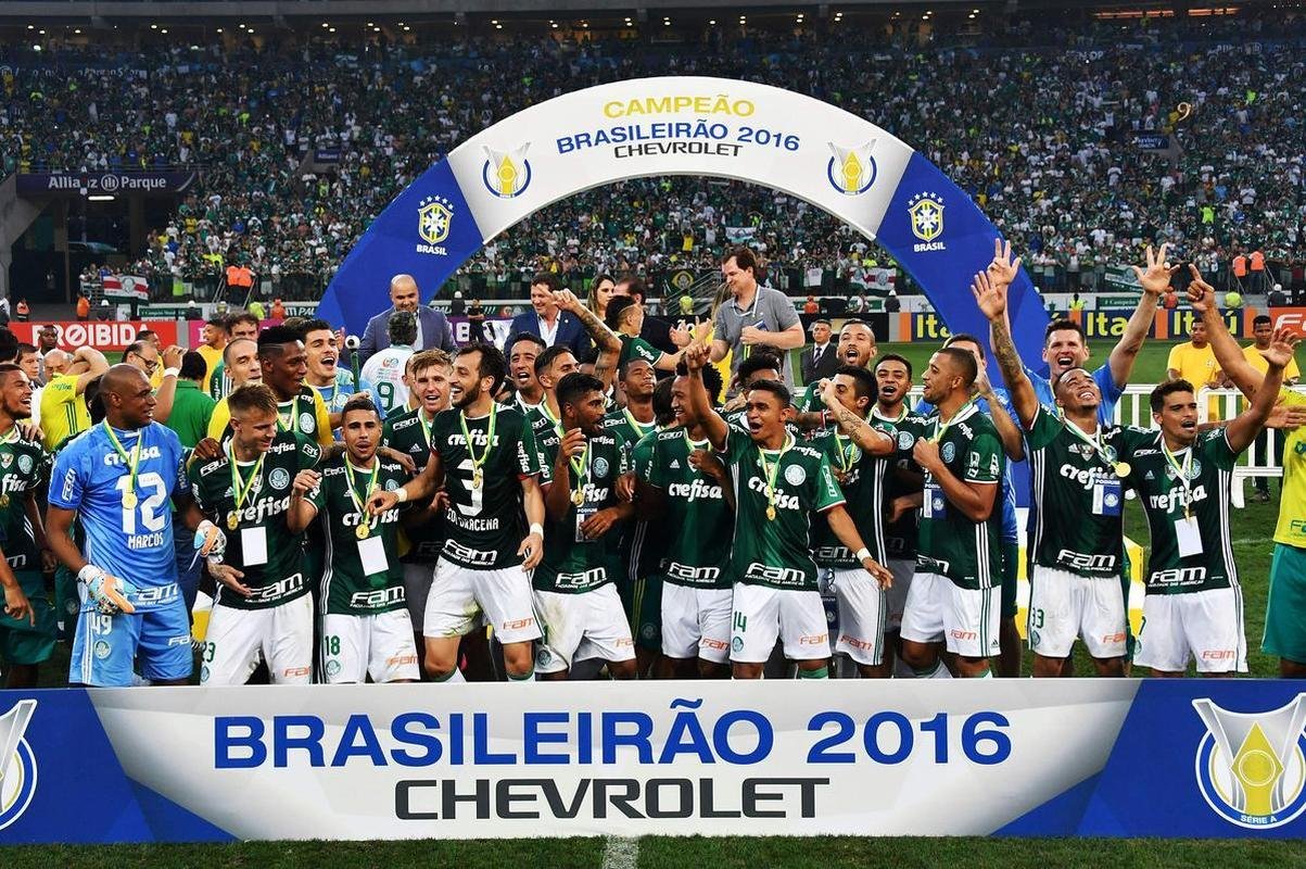 Palmeiras vence Chapecoense no Allianz Parque e conquista nono ttulo brasileiro. Dudu ergueu a taa
