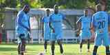 Jogadores do Cruzeiro durante treino desta sexta-feira na Toca da Raposa II