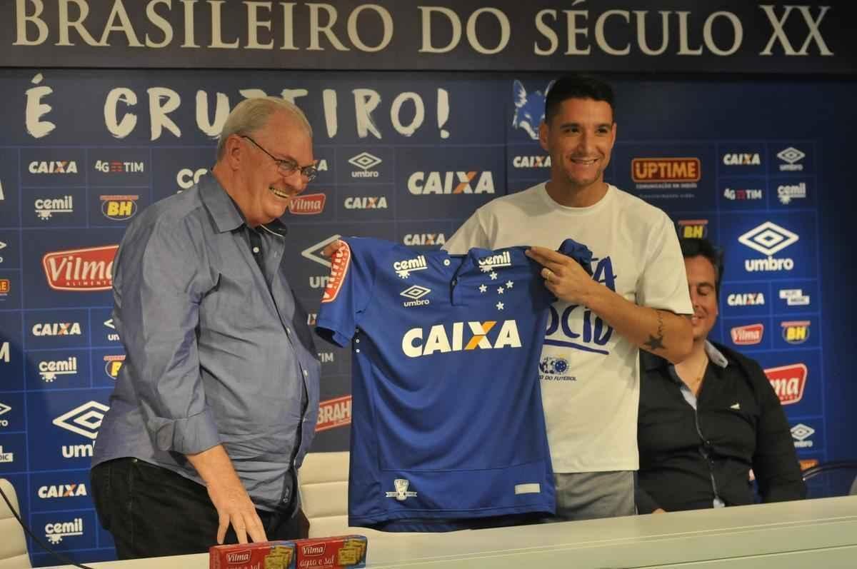 Thiago Neves foi apresentado no Cruzeiro pelo presidente Gilvan de Pinho Tavares