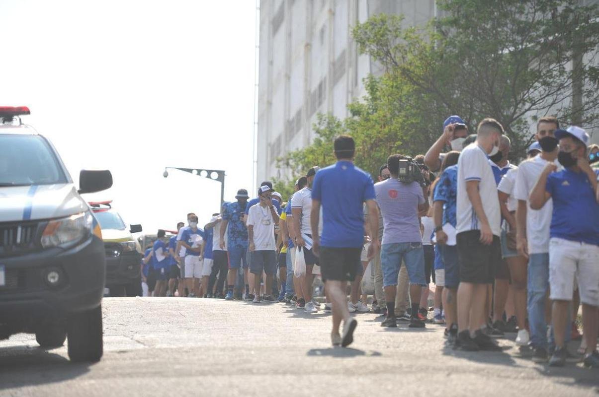 Torcida do Cruzeiro chega ao Independncia para o primeiro jogo com pblico no estdio durante a pandemia