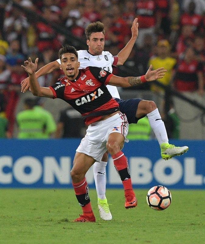 No primeiro tempo, Paquet abriu o placar para o Flamengo; Barco empatou para o Independiente, de pnalti