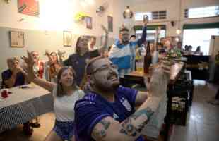 No bar Massa Madre, em BH, torcedores argentinos e admiradores da seleo de Lionel Messi foram  loucura e tambm choraram com a classificao  final da Copa do Mundo de 2022, no Catar, aps a vitria por 3 a 0 sobre a Crocia