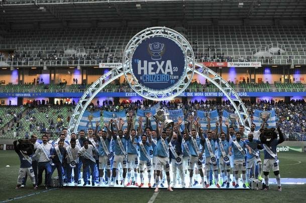 Jogadores, integrantes da comisso tcnica e dirigentes do Cruzeiro recebem faixas alusivas ao ttulo da Copa do Brasil