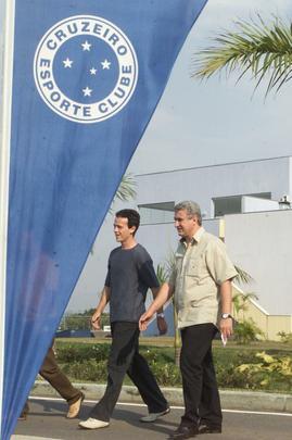 Apresentação do novo jogador de futebol do Cruzeiro, Fernando Diniz (e) e o diretor de futebol, Eduardo Maluf, na Toca da Raposa II, em Belo Horizonte. Ao contrário do que foi informado anteriormente pelo clube, ele não estava na Arábia Saudita e sim treinando isoladamente no Juventus de São Paulo, equipe em que iniciou a carreira em 1990. Ele quase foi vendido para a Arábia Saudita, mas o negocio não foi concretizado