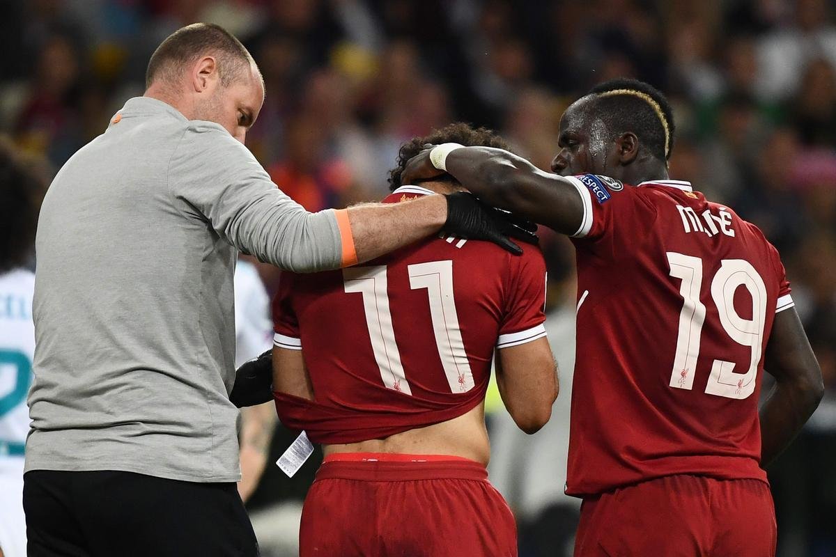 Salah, do Liverpool, sofreu falta de Sergio Ramos, machucou ombro esquerdo e deixou a final no primeiro tempo
