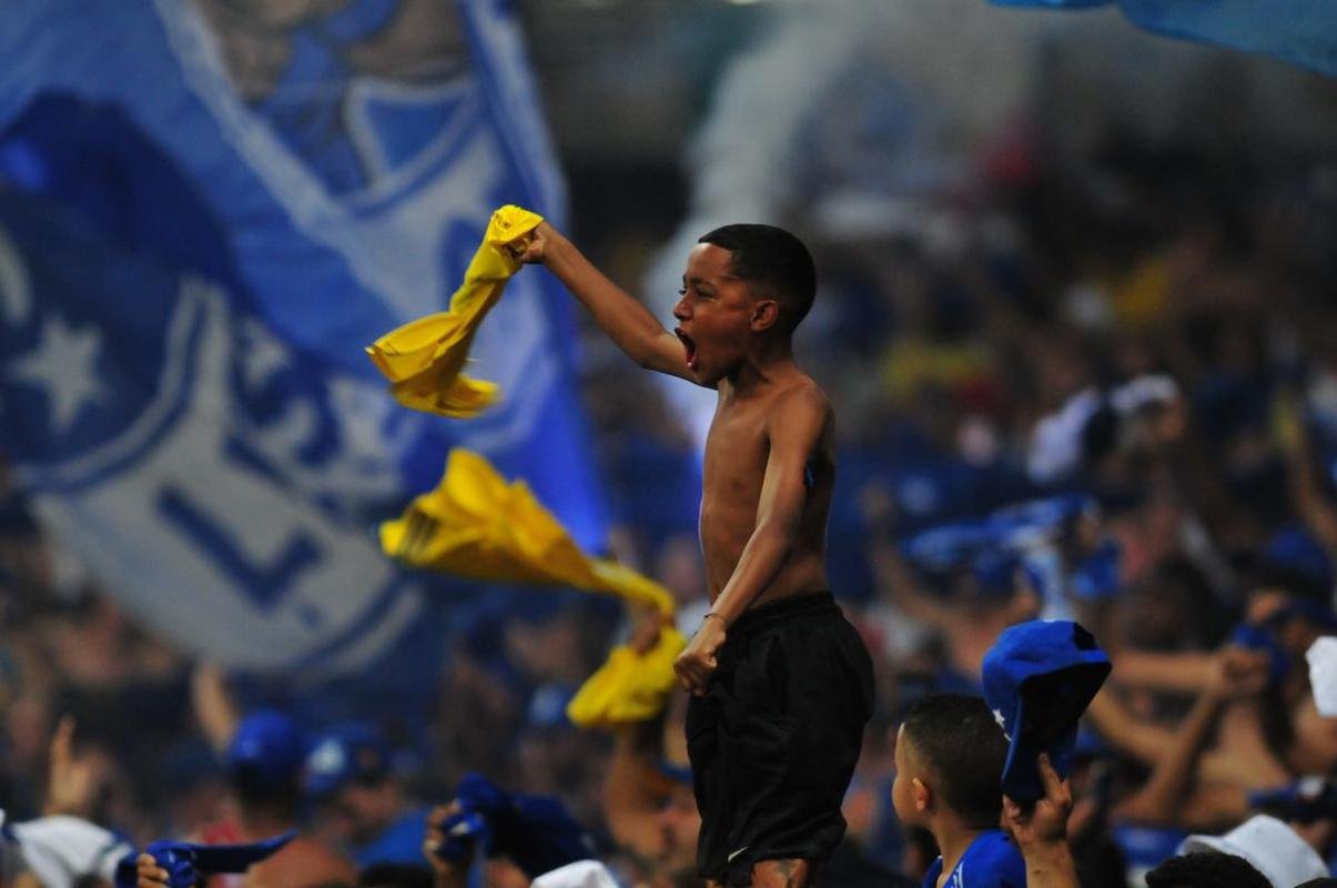Gabriel Henry, o Gabrielzinho, de 11 anos, em festa na torcida do Cruzeiro durante o empate por 1 a 1 com o Crici�ma, no Mineir�o, pela S�rie B de 2022