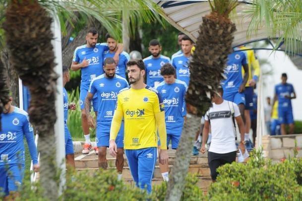 Fotos da apresentao de Adilson Batista como novo tcnico do Cruzeiro. Tcnico teve reunio com jogadores na Toca da Raposa II, falou com a imprensa e depois comandou seu primeiro treino