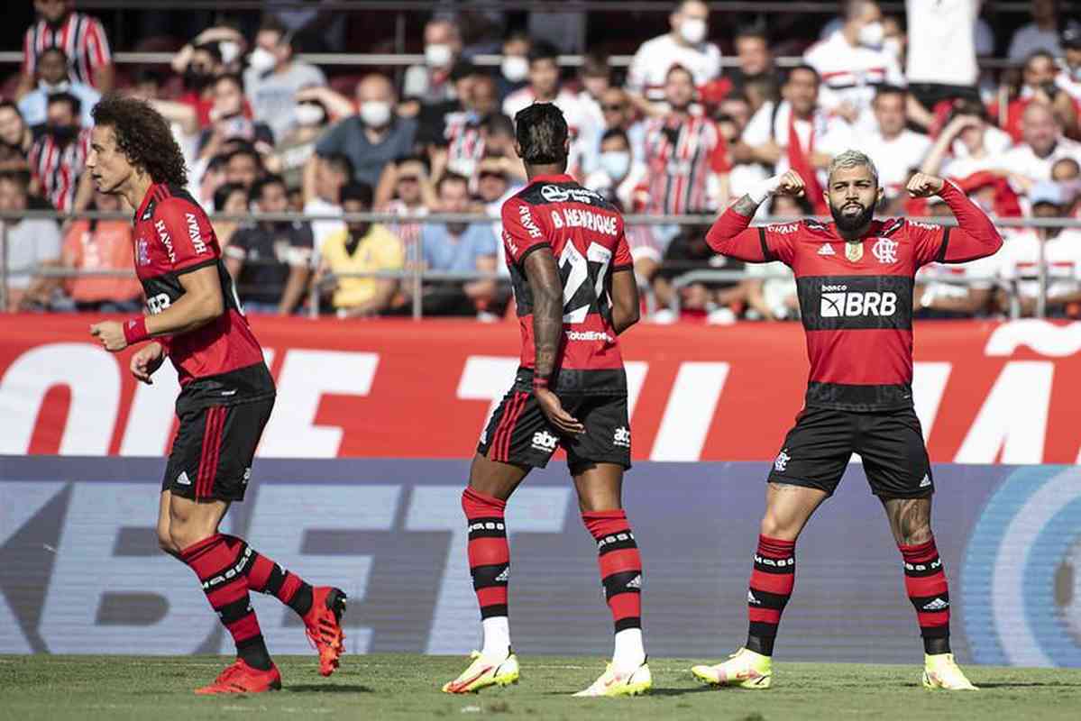Flamengo massacrou So Paulo em pleno Morumbi e mantm sonho de conquistar o Campeonato Brasileiro, apesar de grande vantagem do Atltico