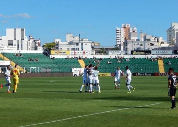 Imagens da partida realizada no estádio Orlando Scarpelli, em Florianópolis