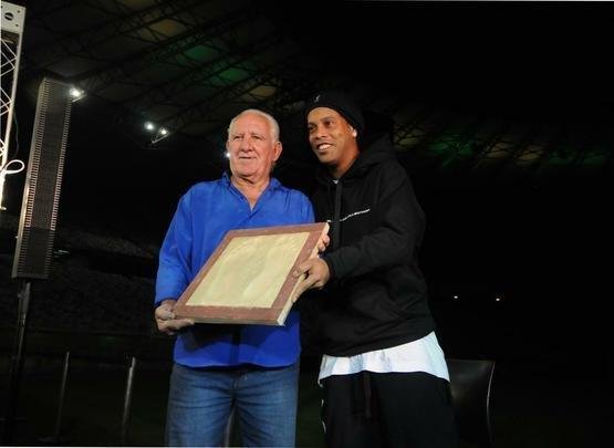 Ronaldinho Gacho lanou nesta tera-feira, no Mineiro, a exposio 'Fragmentos de um gacho', do artista Camaleo; astro ainda entrou para a Calada da Fama do estdio, em Belo Horizonte.