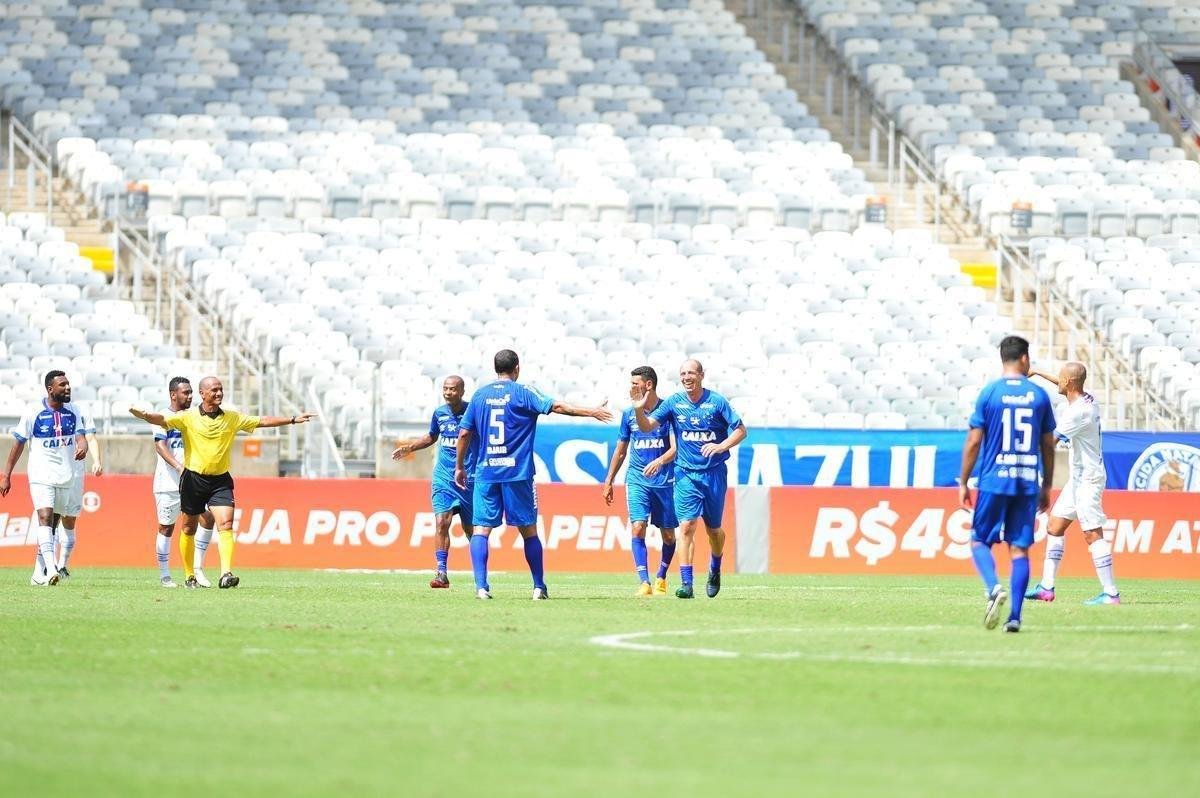 Cruzeiro: time campeo da Trplice Coroa de 2003 venceu equipe de masters por 2 a 1, neste domingo, em jogo festivo realizado no Mineiro