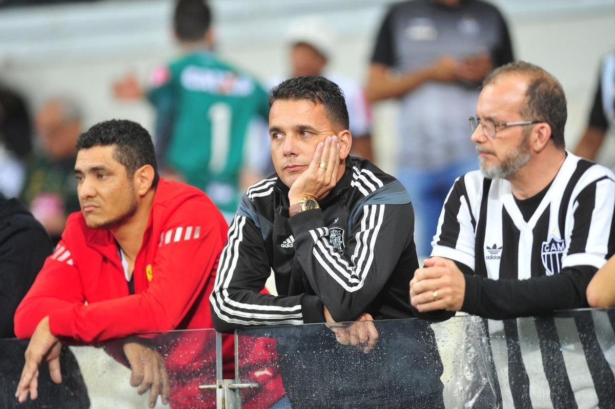 Fotos de tristeza e decepo dos torcedores atleticanos com a eliminao da Copa Sul-Americana para o Coln, no Mineiro. Galo perdeu nos pnaltis por 4 a 3