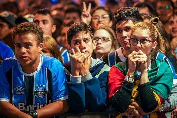 Grêmio conquista o tri da Libertadores e torcida tricolor invade as ruas de Porto Alegre