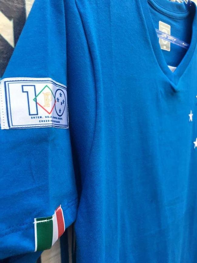 Camisas comemorativas lanadas por marca licenciada pelo Cruzeiro