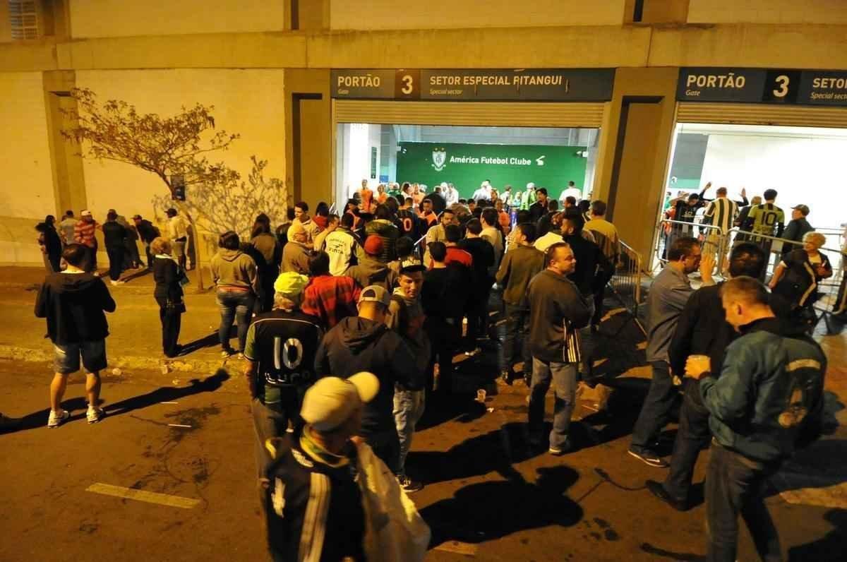 Aproveitando a boa fase do time em campo, torcedores americanos curtem pr-jogo em bares do Horto