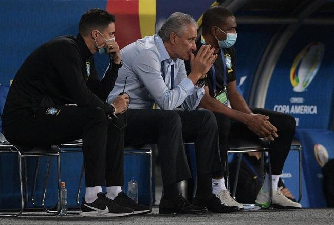 Brasil e Colmbia se enfrentaram no Estdio Nilton Santos, pelo Grupo B da Copa Amrica