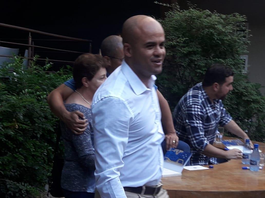 'Quem viveu 2003, ter boas recordaes. Quem no viveu e apenas ouviu as histrias, ter mais uma situao para ler e entender um pouquinho o que houve'. Com essas palavras, Alex convocou os torcedores do Cruzeiro a prestigiarem a obra '2003, a Trplice Histria de um Time Mgico', que conta a histria do elenco que encantou o pas e deu show em trs competies: Campeonato Mineiro, Copa do Brasil e Campeonato Brasileiro. Comercializado por R$ 39,90, o livro de 138 pginas, escrito pelo ex-camisa 10 em parceria com o jornalista Anderson Olivieri, foi lanado na noite desta segunda-feira, na Pizzaria Villa Floriano, Bairro de Santa Efignia, na Regio Leste de Belo Horizonte. Entre vrias personalidades que prestigiaram o evento esto o zagueiro Leo, os ex-jogadores Ricardinho, Augusto Recife, Sandro, Leandro e Ruy e o preparador fsico Antnio Mello.