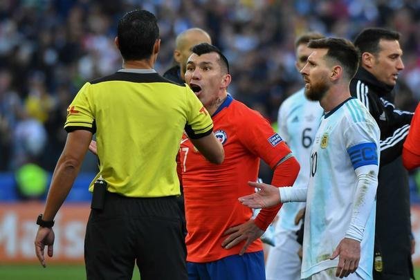 Medel deu peitadas em Messi durante primeiro tempo de Argentina e Chile, e ambos foram expulsos pelo rbitro paraguaio Mario Daz de Vivar. Torcida na Arena Corinthians vaiou a deciso do juiz.