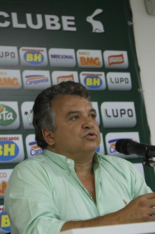 O elenco do Amrica se reapresentou para a temporada 2015 na tarde desta segunda-feira, no CT Lanna Drumond. Depois de reunio com integrantes do conselho de administrao, os jogadores foram para um campo secundrio, onde realizaram o primeiro trabalho com bola. O gramado principal passa por reformas.