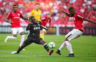 Galo derrotou Internacional no Beira-Rio com gols de Cazares e Terans; D'Alessandro descontou de pnalti