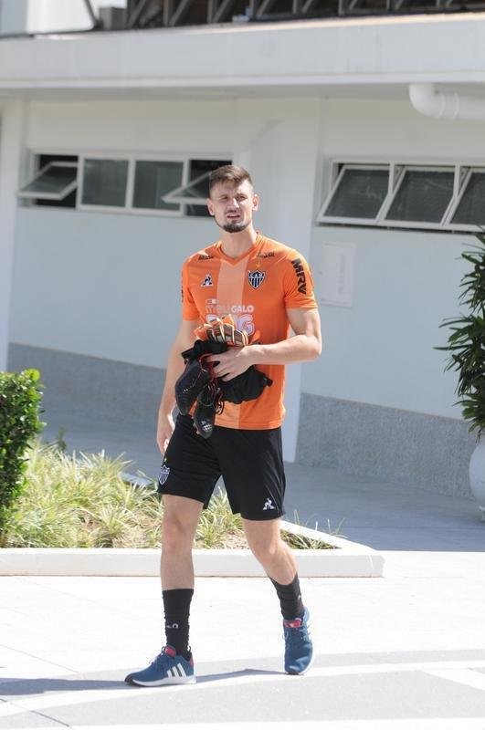 Treino do Atltico nesta segunda-feira, na Cidade do Galo, contou com a volta do meia  Juan Cazares. Direo no chegou a acordo para vend-lo a clube saudita. Tcnico Rafael Dudamel relacionou 23 jogadores para a viagem a Santa Fe, local da estreia na Sul-Americana, quinta-feira, contra o Unin-ARG. Jogador equatoriano ficou fora da lista.