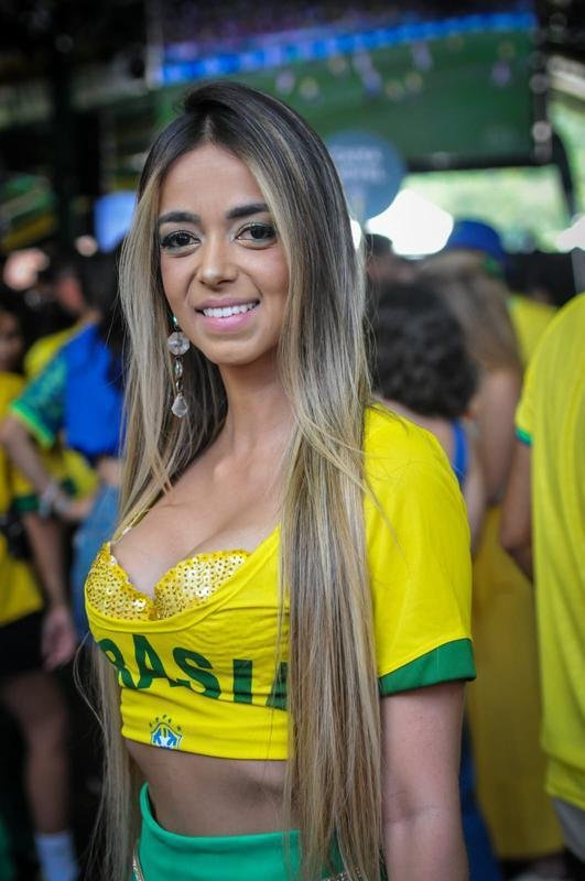 No evento Ginga BH, no bairro Buritis, em Belo Horizonte, torcedores acompanham o jogo entre Brasil e Crocia pelas quartas de final da Copa do Mundo