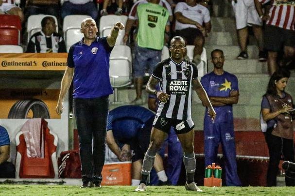 Já no segundo tempo, o jogo foi mais equilibrado. Com as mudanças feitas pelo técnico Paulo Autuori, o Botafogo empatou com gol de Bruno Nazário. Náutico teve chances de marcar o segundo gol com Jorge Henrique e Erick em chances claras, mas ambos perderam os lances.