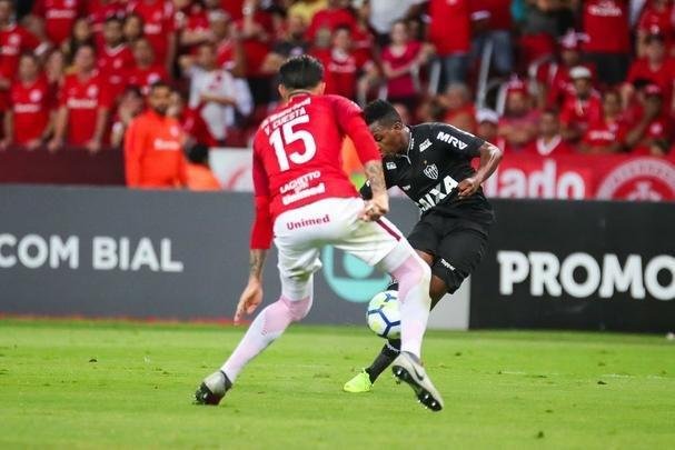 Galo derrotou Internacional no Beira-Rio com gols de Cazares e Terans; D'Alessandro descontou de pênalti