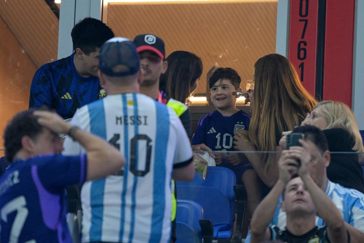 Familiares de Messi em camarote do Estdio 974, de Doha, durante jogo entre Argentina e Polnia pelo Grupo C da Copa do Mundo. Nas fotos aparecem o pai Jorge Messi, a esposa Antonela Roccuzzo e os filhos Ciro, Thiago e Matteo