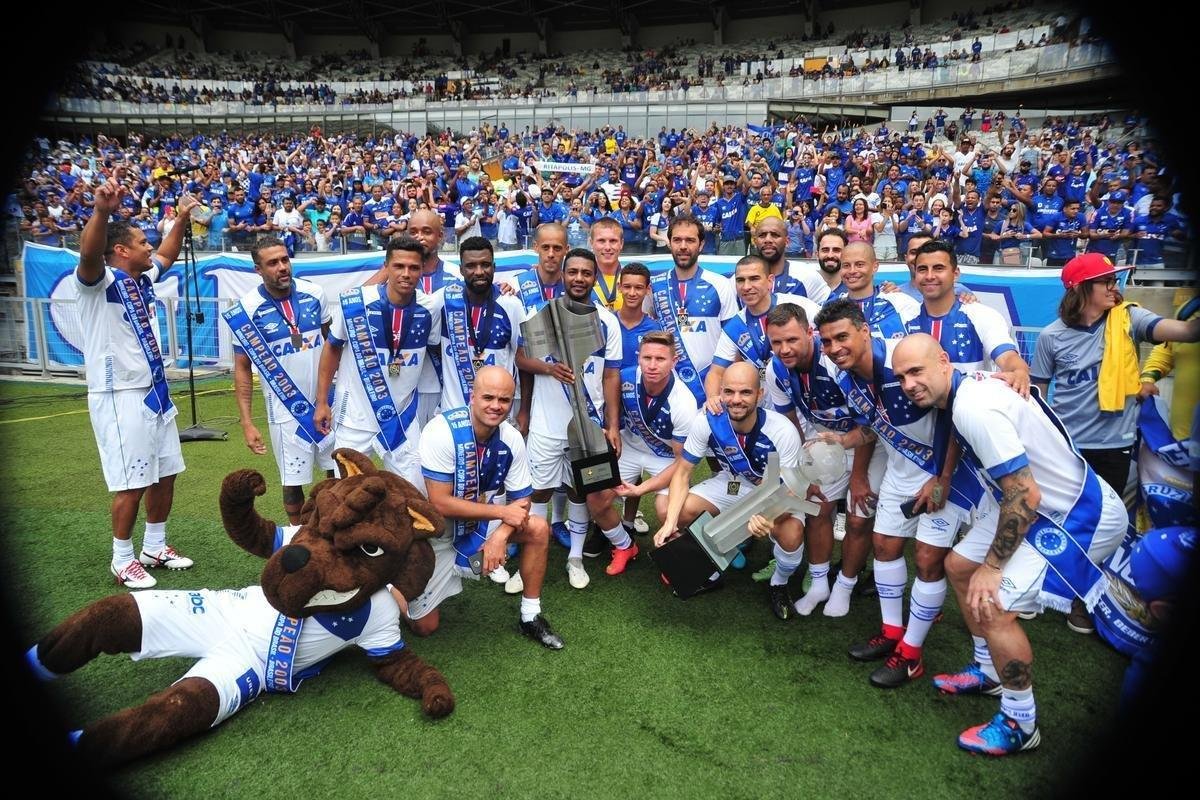 Cruzeiro: time campeo da Trplice Coroa de 2003 venceu equipe de masters por 2 a 1, neste domingo, em jogo festivo realizado no Mineiro
