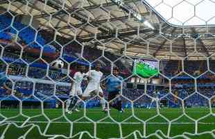 Goleiro rabe falha e Uruguai abre o placar da partida 