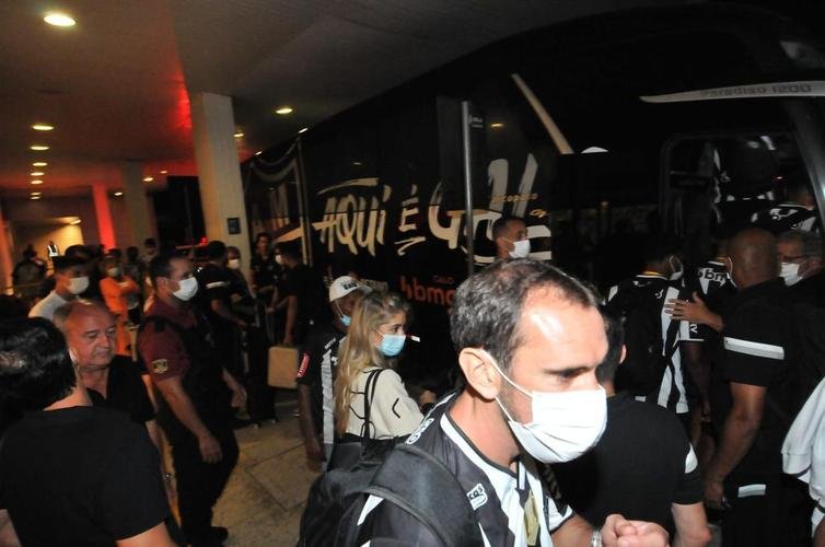 Jogadores e comissão técnica do Atlético foram recepcionados por dezenas de torcedores no Aeroporto Internacional de BH, em Confins, após o título da Supercopa sobre o Flamengo, em Cuiabá. Hulk foi um dos jogadores mais assediados pelos atleticanos.