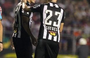 Atl�tico saiu atr�s, conseguiu virada com R�ger Guedes e Ricardo Oliveira, mas cedeu empate no Morumbi