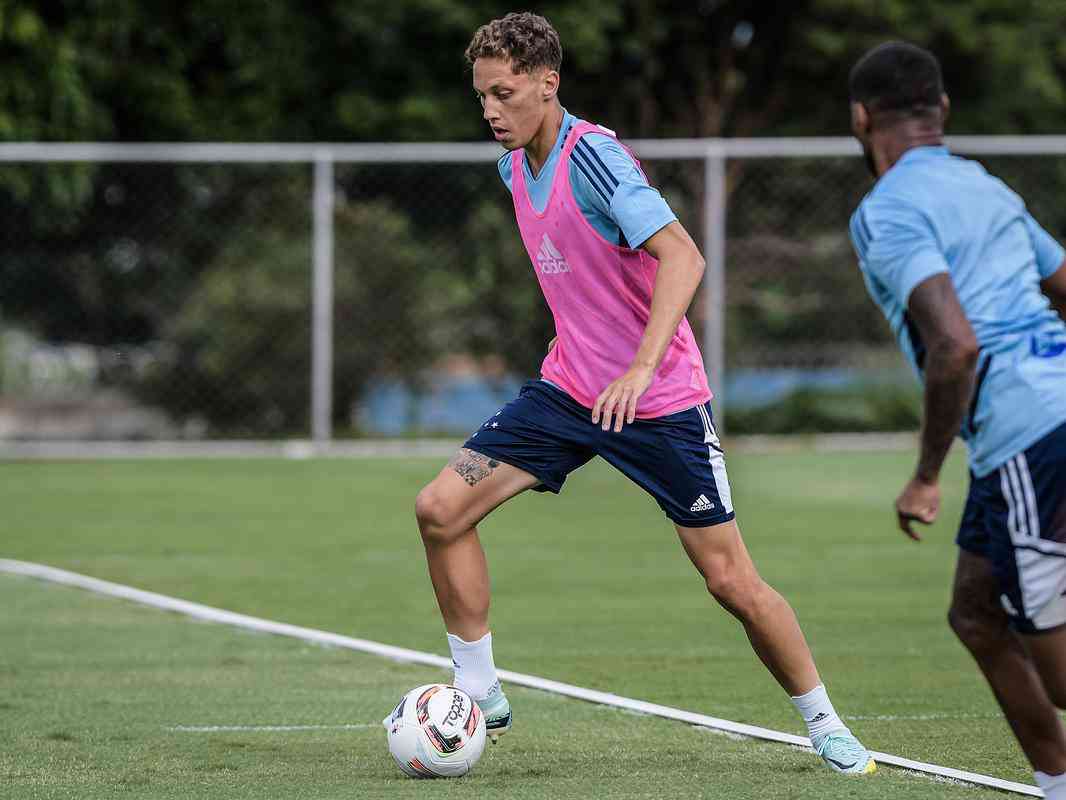 À espera de resolução de imbróglio no Cruzeiro na Fifa, Angulo participa de  treino na Toca - Superesportes