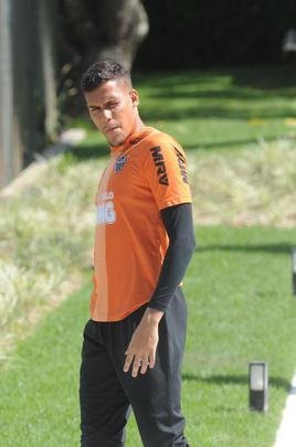 Treino do Atltico nesta segunda-feira, na Cidade do Galo, contou com a volta do meia  Juan Cazares. Direo no chegou a acordo para vend-lo a clube saudita. Tcnico Rafael Dudamel relacionou 23 jogadores para a viagem a Santa Fe, local da estreia na Sul-Americana, quinta-feira, contra o Unin-ARG. Jogador equatoriano ficou fora da lista.