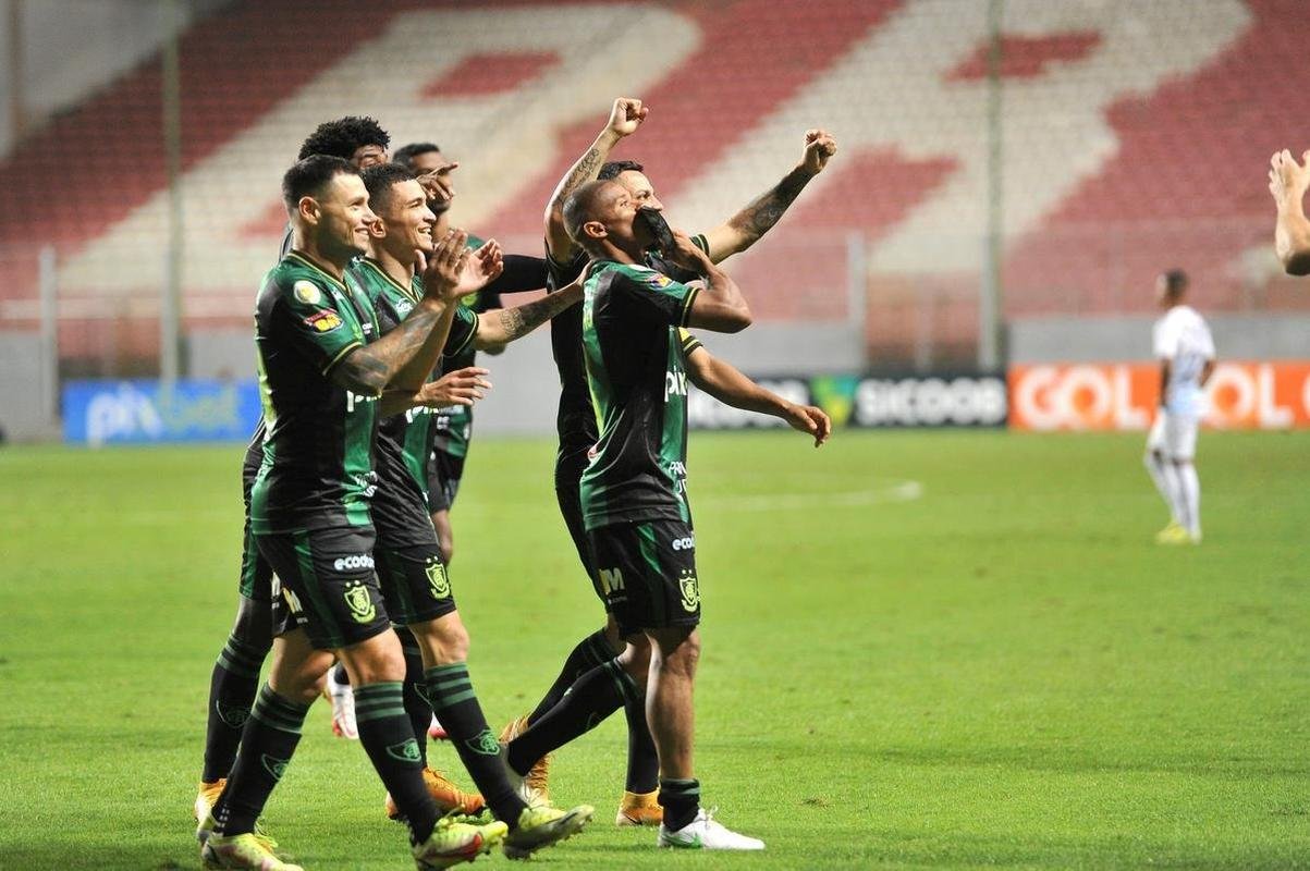 Fotos do gol de Juninho, o terceiro do Amrica na partida contra o Grmio, no Independncia, em BH, pelo Brasileiro: 3 a 0