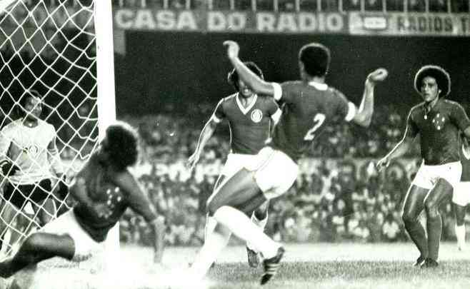 1976 - Cruzeiro 5 x 4 Internacional, pela fase de grupos (Palhinha e Joozinho, duas vezes cada, e Nelinho)