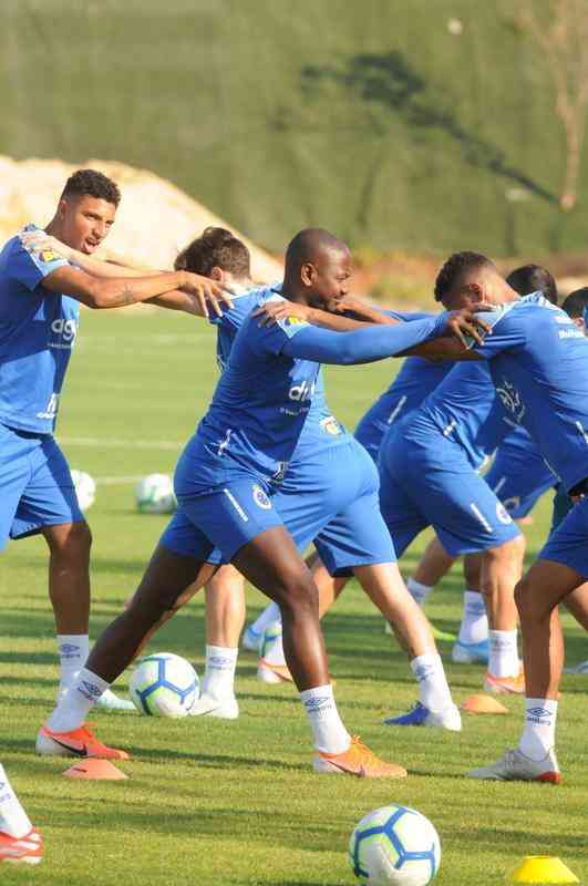 Cruzeiro fez nesta segunda-feira  tarde, na Toca da Raposa II, o ltimo treino em Belo Horizonte antes da partida contra o Internacional, quarta, no Beira-Rio, pela semifinal da Copa do Brasil. O tcnico Rogrio Ceni deve escalar Fbio; Edilson, Ded, Fabrcio Bruno (Leo) e Egdio (Dod); Henrique e Robinho; Marquinhos Gabriel; Thiago Neves e David; Pedro Rocha. Servindo  Seleo Colombiana, Orejuela est fora do jogo.