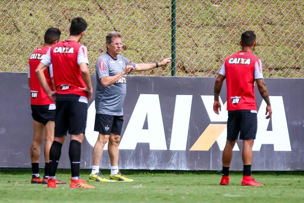 Imagens do treino coletivo comandado por Oswaldo de Oliveira