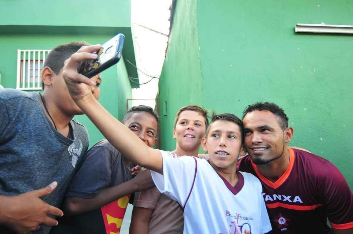 Torcedores do Boa Esporte foram na tarde desta tera-feira ao Estdio Municipal Rubro Negro para tirar selfies com o goleiro Bruno. Jogador realizou teste fsicos no local