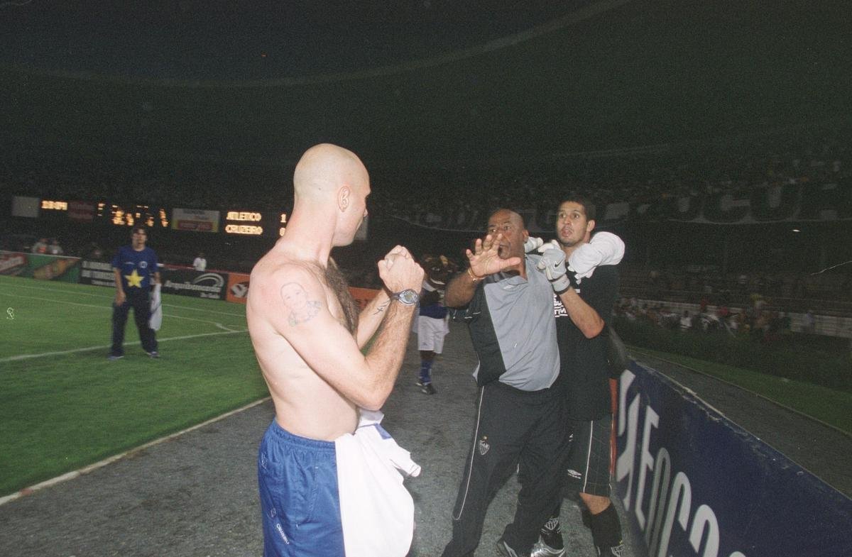 Briga entre Cris, do Cruzeiro, e goleiro Eduardo, do Atltico, no clssico de 2004. Dias depois, atletas fizeram as pazes em audincia no Juizado Especial Criminal, no Forum Lafayette