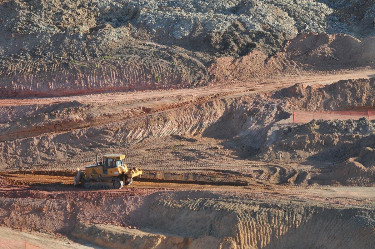 08/07/2020 - Novas fotos da obra de construo da Arena MRV, do Atltico, no bairro Califrnia, em Belo Horizonte. Tratores trabalham a todo vapor no local em etapa de terraplanagem. (Alexandre Guzanshe/EM/D. A Press)
