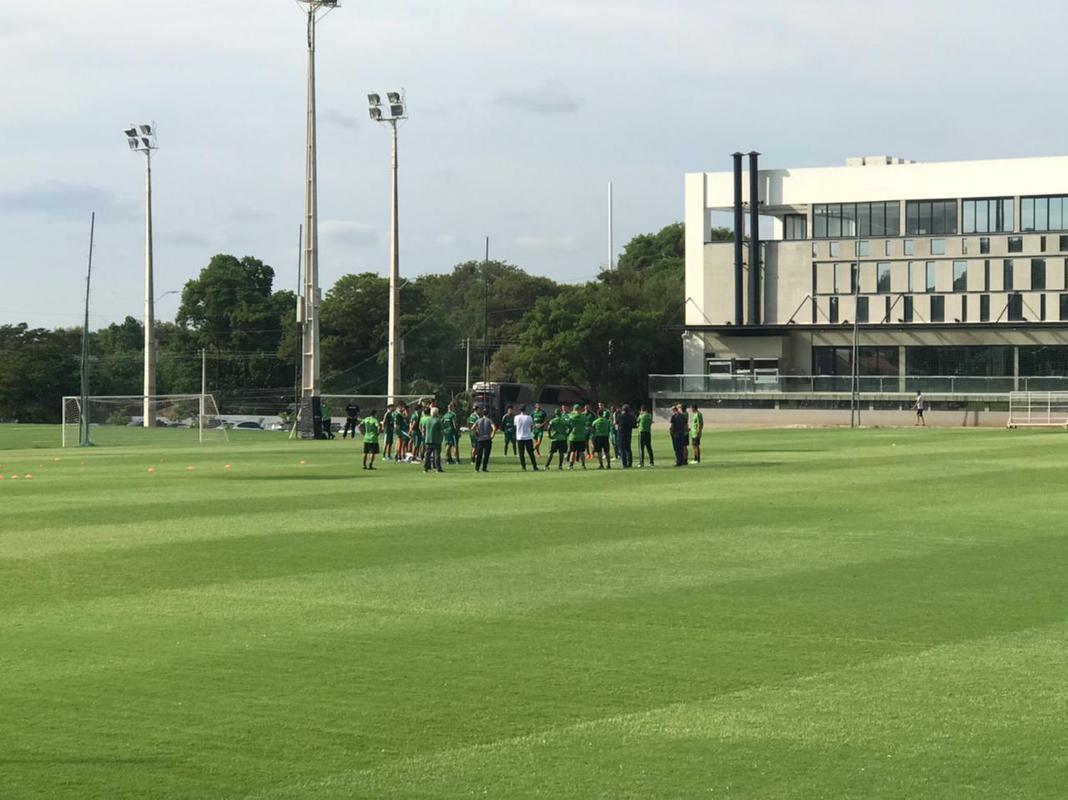 Fotos do treino do Amrica no CT do Olimpia, do Paraguai, nesta tera-feira (01/03). Coelho enfrenta o Guaran pela partida de volta da segunda fase da Copa Libertadores nesta quarta (02/03).