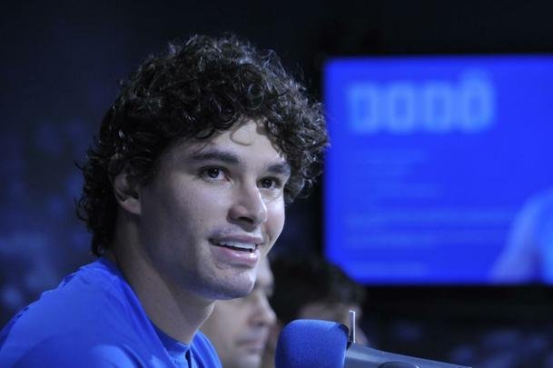 Lateral-esquerdo Dod, de 26 anos, foi apresentado pelo Cruzeiro na Toca; Jos Benedito, pai do lateral, e Jnior Pedroso, empresrio, estiveram presentes