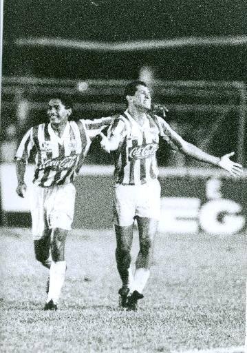 Camisa listrada do Nutico fornecida pela Kyalami e vestida pelo atacante Bizu em 1994