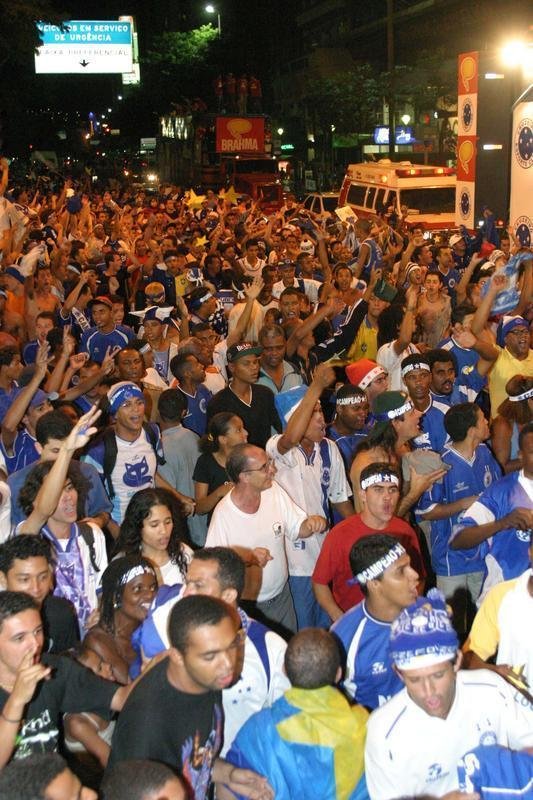 A festa do titulo brasileiro de 2003 no terminou no Mineiro aps a vitria do Cruzeiro por 2 a 1 sobre o Paysandu. O elenco cruzeirense saiu do estdio em carro aberto do Corpo de Bombeiros e foi 'abraado' pela torcida celeste nas ruas de Belo Horizonte. As comemoraes se estenderam at a madrugada nos bares da capital mineira.