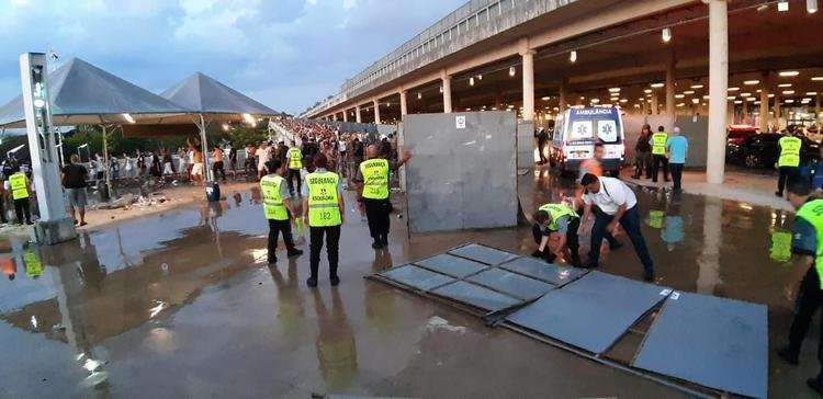 Torcedores são atendidos depois de briga generalizada no Mineirão, iniciada logo após o clássico entre Cruzeiro e Atlético. Tudo começou com invasão de atleticanos em camarotes de cruzeirenses. Segurança privada do estádio demorou a chegar e a conter o atrito. PM, também atrasada, precisou usar bombas de efeito moral. Imagens mostram atendimento dos feridos.
