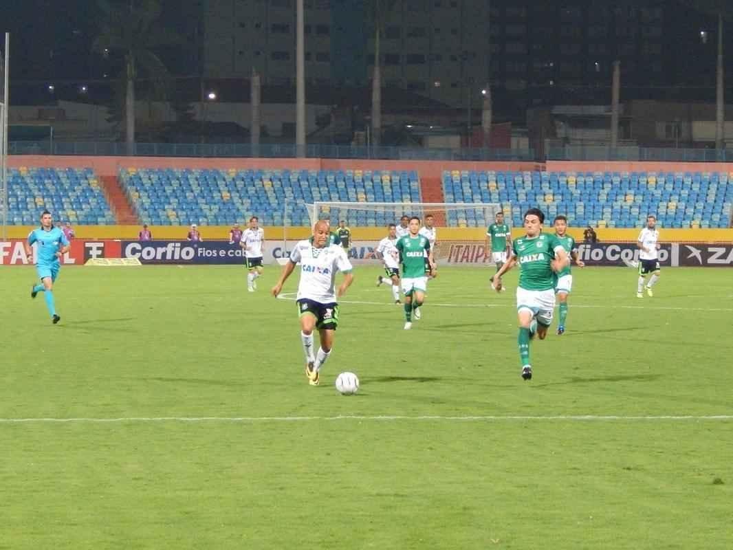 Imagens do duelo entre Gois e Amrica, com portes fechados no Estdio Olmpico