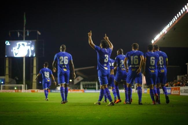 Camisa 3 celeste, Leo encerra passagem pelo Cruzeiro de 2010 a 2021. Ele disputou 401 jogos, com 22 gols marcados - o terceiro zagueiro que mais balanou as redes pelo clube - e conquistou  quatro trofus nacionais: dois da Copa do Brasil (2017 e 2018) e dois do Campeonato Brasileiro (2013 e 2014). Alm disso, foi campeo estadual em quatro oportunidades
