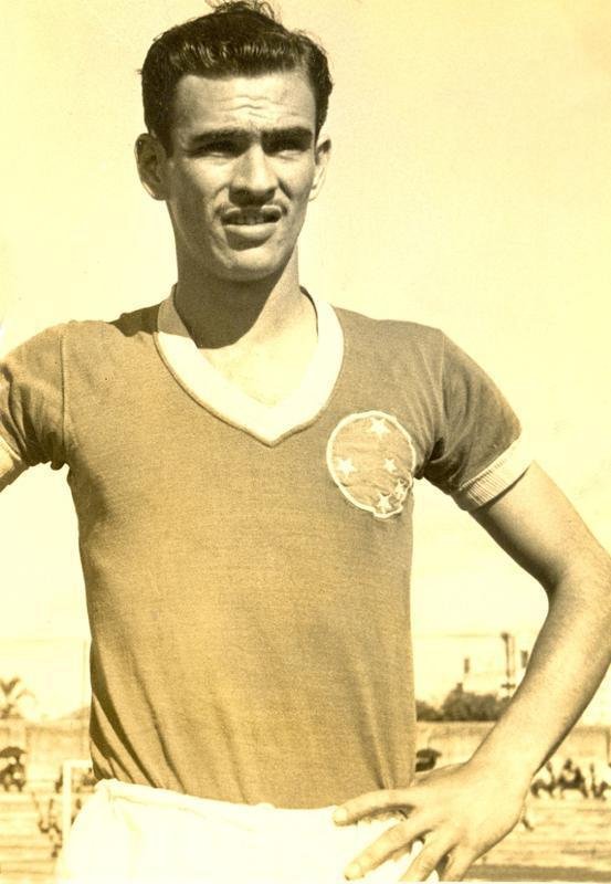 4 Abelardo - 15 gols (1946 a 1949; 1959 a 1960)